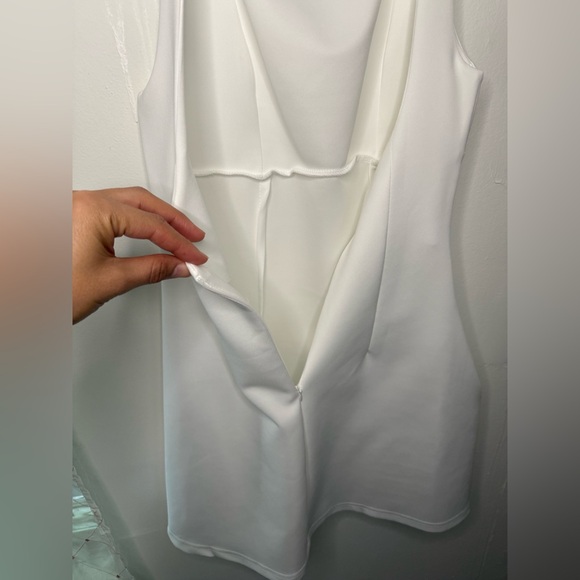 Elegant White Sleeveless Dress with Open Back - Picture 12 of 12